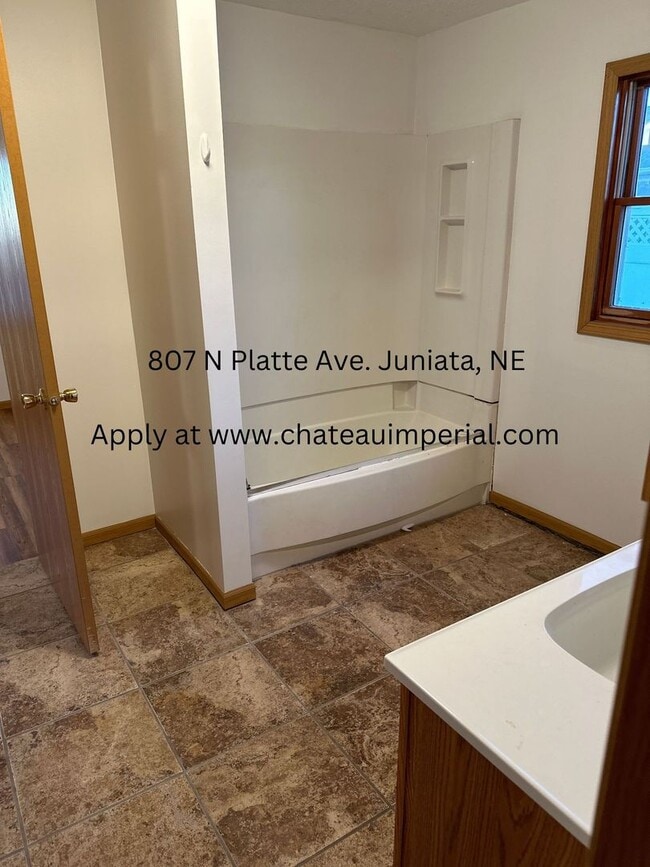 Building Photo - 2 bedroom house