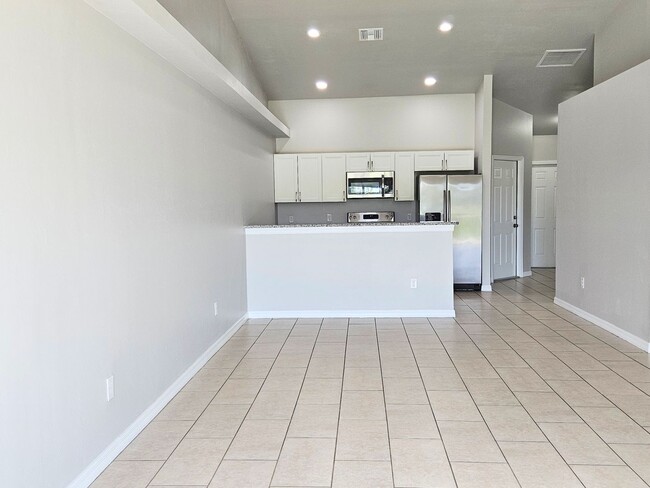 Building Photo - Like New  3 bedroom, 2bath 1 car garage
