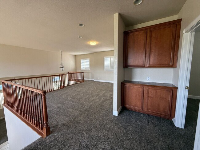 Building Photo - Beautiful 3 bed, 3 full bath two story home including a 3 car garage with 2800 sq ft of living space