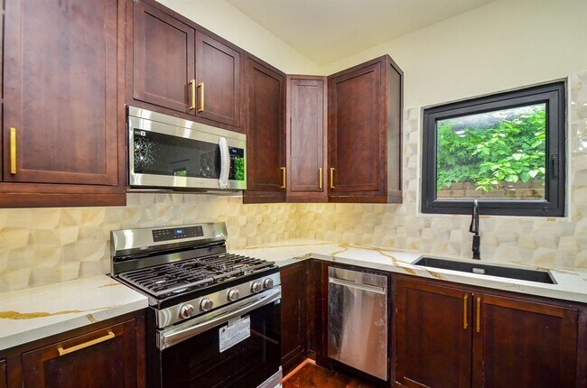 Building Photo - 3630 Dreyfus St