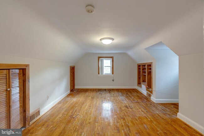 Building Photo - 115 S Spring St