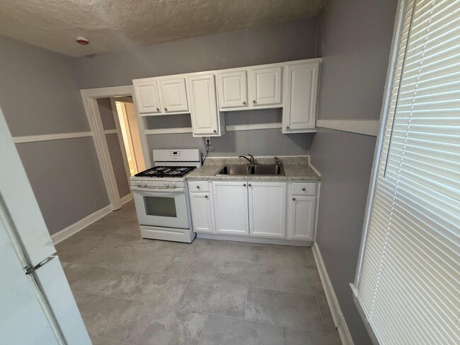 Building Photo - 650 N Lamon Ave