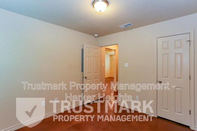 Building Photo - 101 Kings Ct