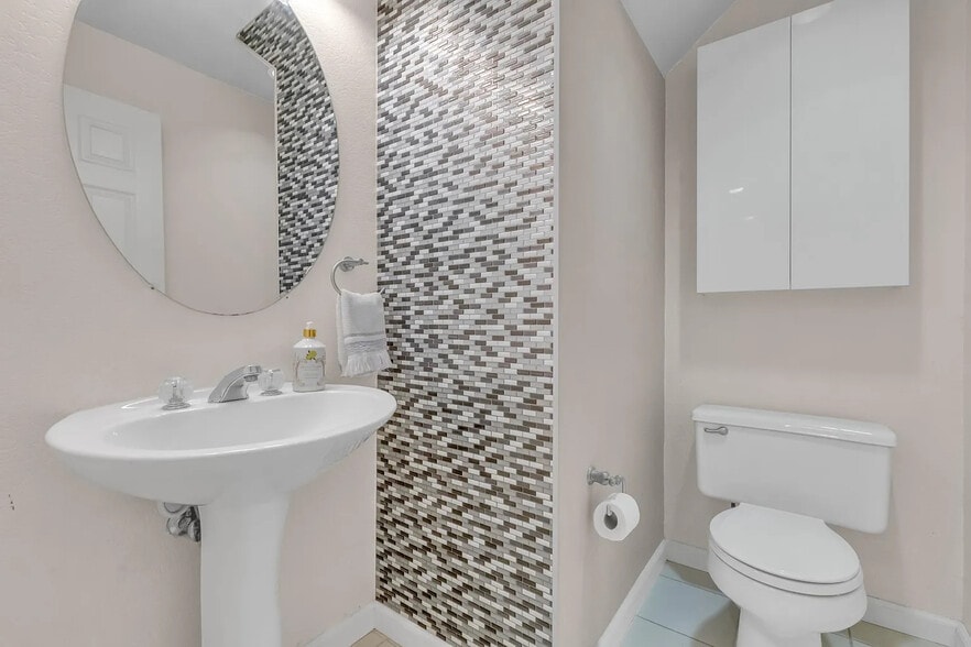 Powder Room - 5 Pioneer Ct