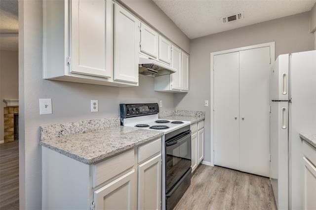 Building Photo - 830 Woodland Ct