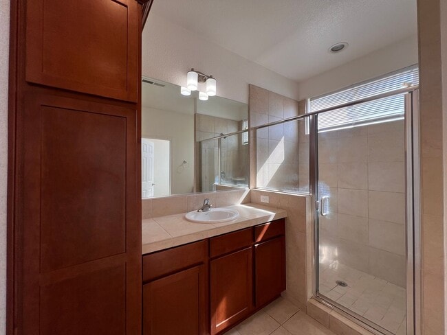 Building Photo - Large 4 bedroom home located in Green Vall...