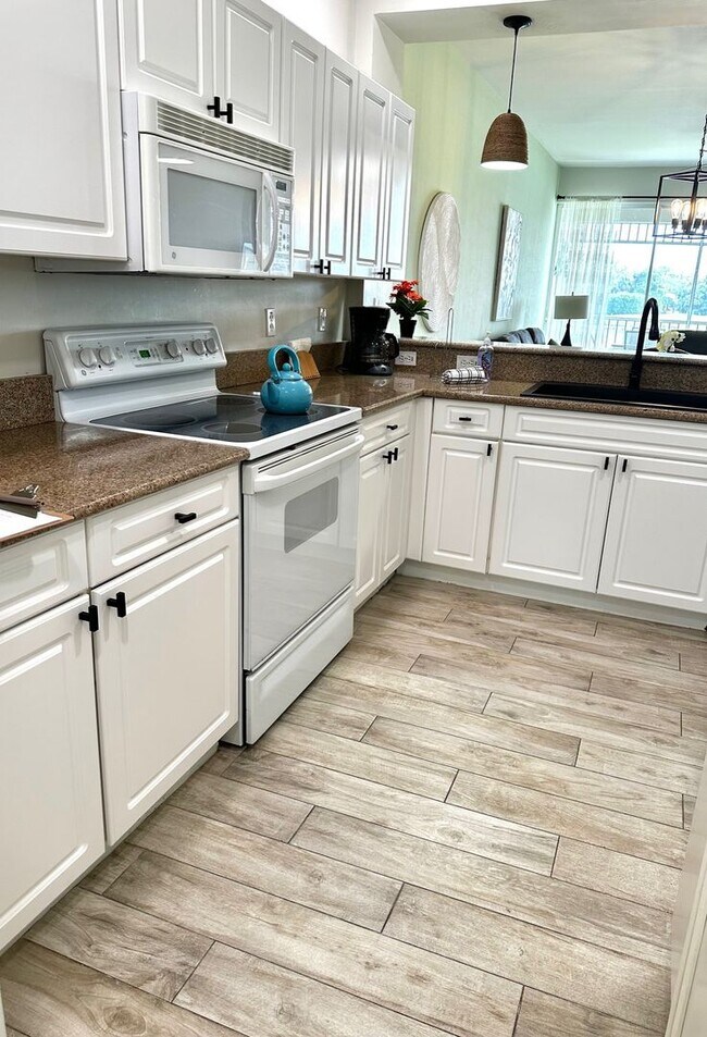 Building Photo - Luxury Fully-Furnished Villa with Golf Access | Annual Rental In Greenlinks at Lely