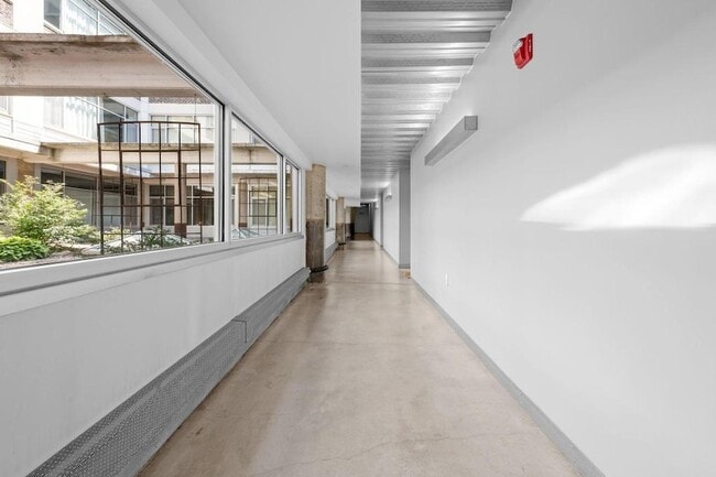 Building Photo - 700 N Washington Ave