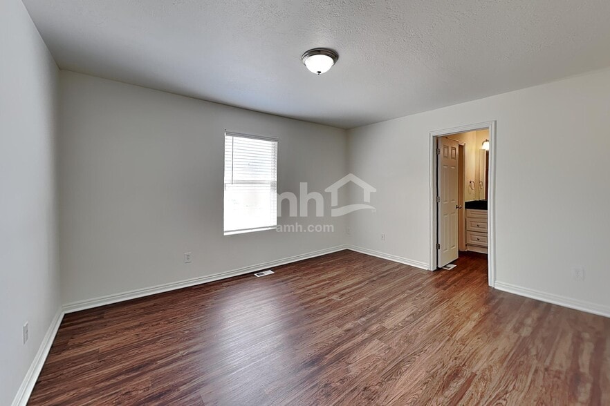 Building Photo - 4384 Maple Dr