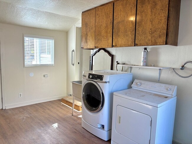 Building Photo - Powellhurst-Gilbert Updated 4 Bedroom/2 Ba...