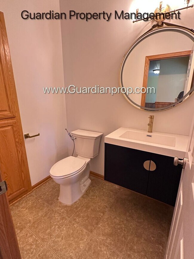 Building Photo - Minnetonka Home, 3 Car Garage, Large Primary, Updated Kitchen, Patio