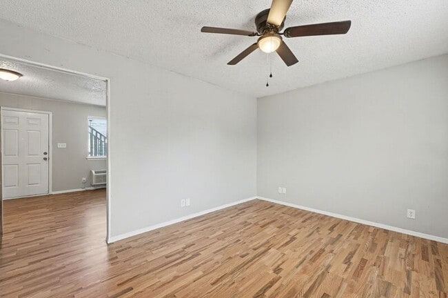 Building Photo - 1045 S Happy Hollow Rd