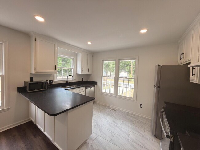 Building Photo - Move-In ready-Rosewood 3BR w/ Fenced Yard + Pet Friendly