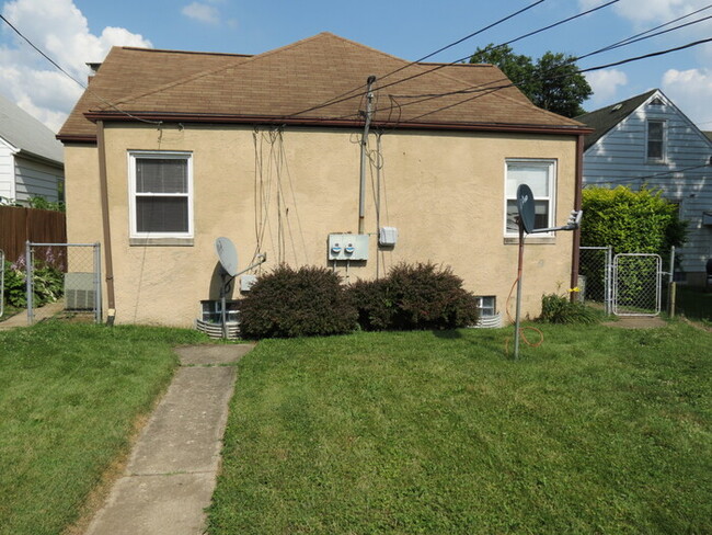 Building Photo - 2741 Thorndale Ave