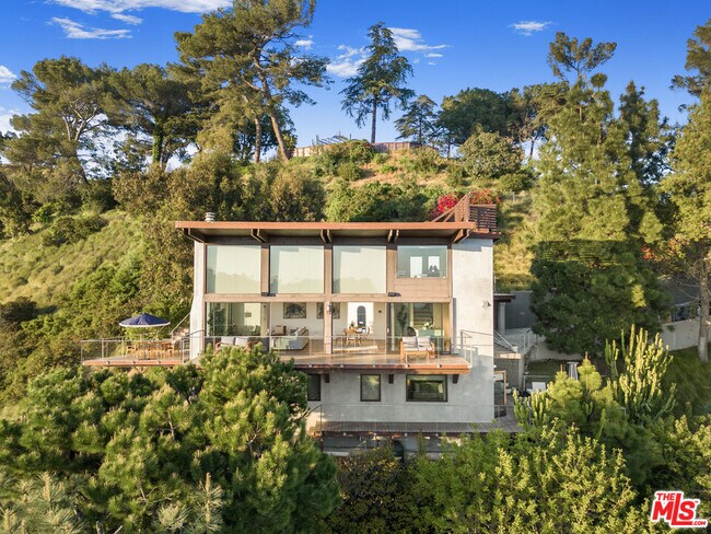 Building Photo - 1735 Summitridge Dr