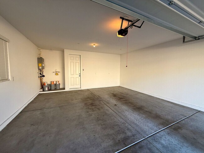 Building Photo - 3 BED 2.5 BATH 2 CAR GARAGE MODERN TOWNHOM...