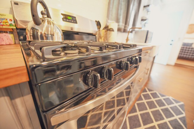 stove/oven - 5534 Alcove Ave