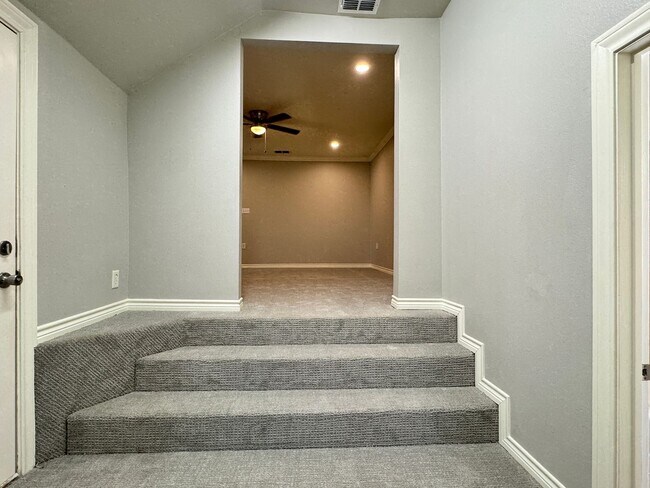 Building Photo - 627 W 2nd St