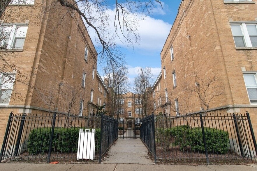 Building Photo - 611 W Briar Pl