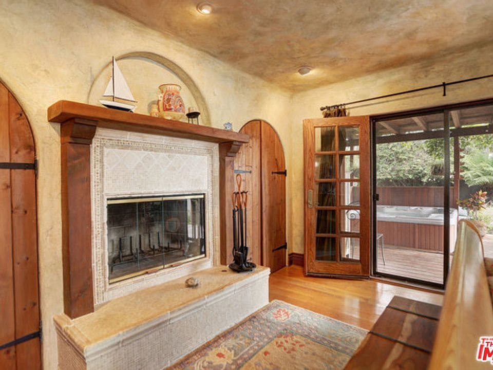 Building Photo - Diamond Apartments