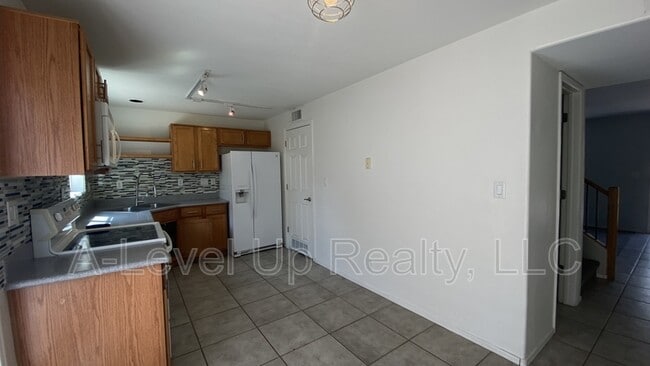 Building Photo - 965 N Venice Ave