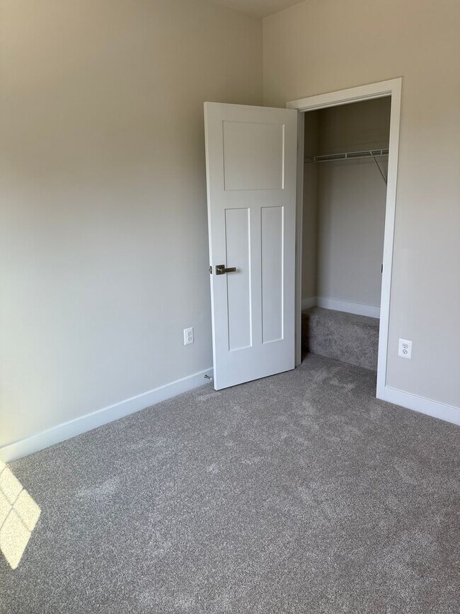 Building Photo - Brand New Build (Never lived in!) END UNIT...