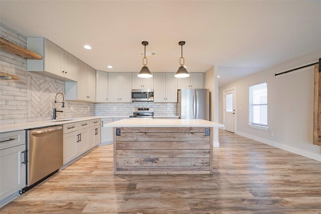 Building Photo - 620 Galston