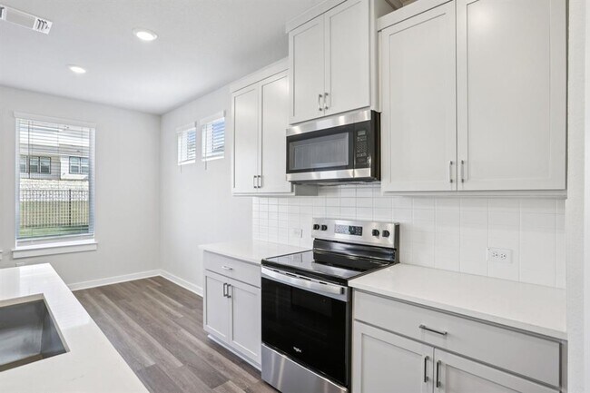 Building Photo - 2332 Delano Dr