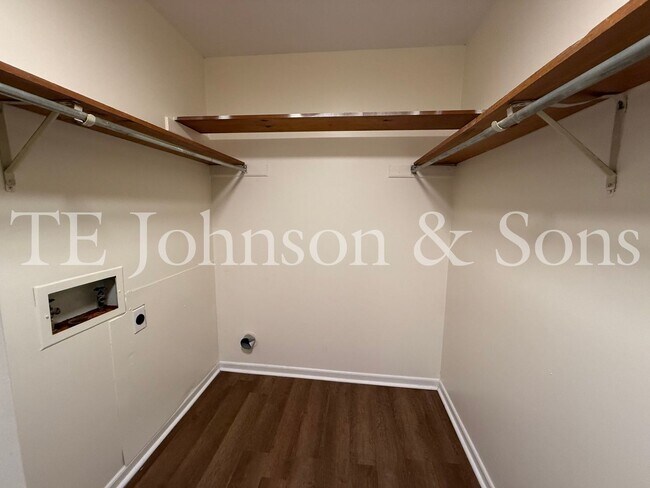 Building Photo - 1 Bedroom Near Easton Park! Water Included
