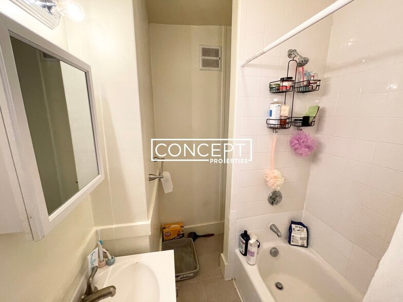 Building Photo - 24 Joy St