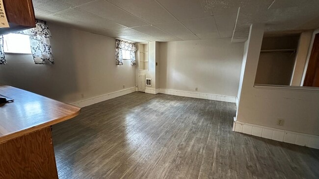 Building Photo - 305 N Bloomington St