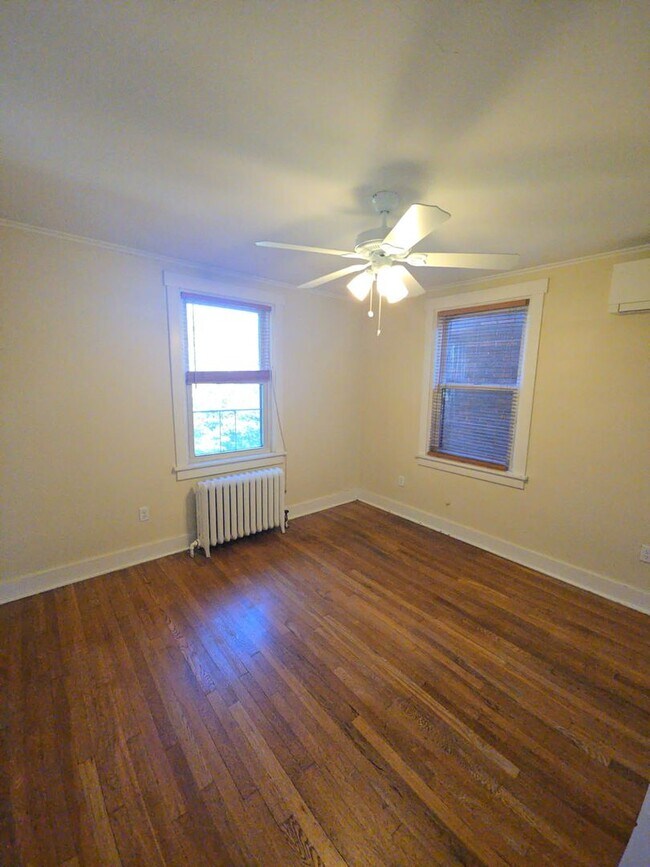 Building Photo - Spacious 3-Bedroom Home w/ Parking & Centr...