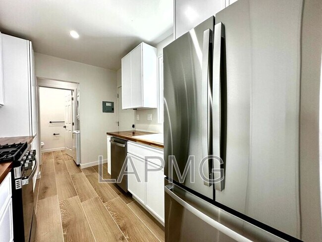 Building Photo - 2304 N Frederic St
