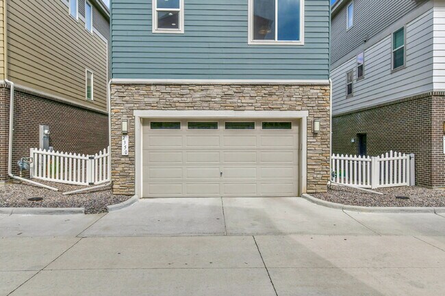 Building Photo - $2,620.95 - 3 Bed, 2.5 Bath Home in Aurora with AC and In Unit Laundry!