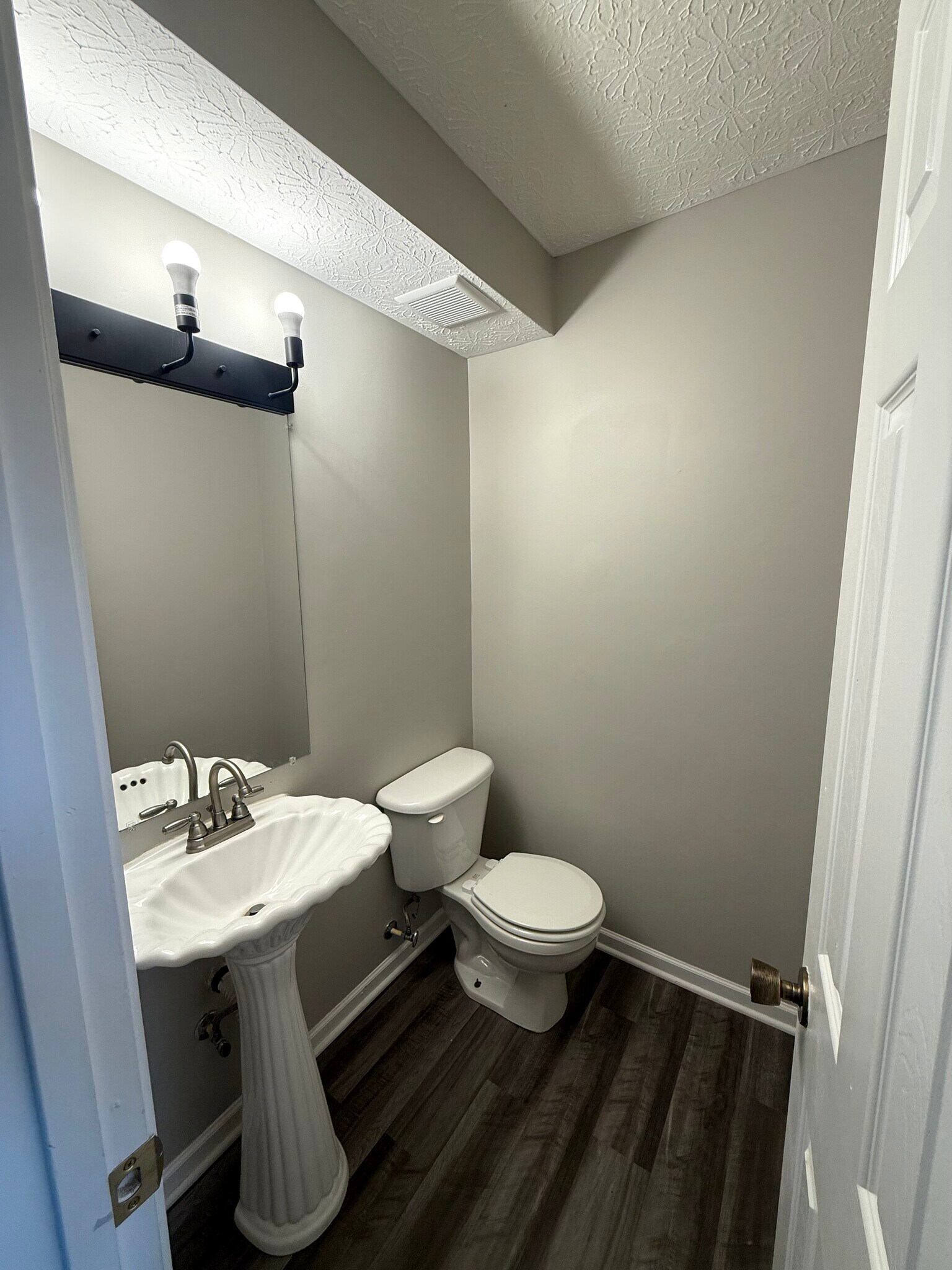 Building Photo - 6370 Bellinger Dr