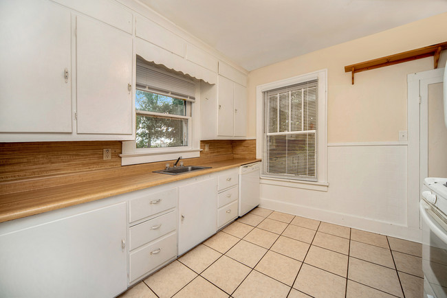 Kitchen - 1119 Lafayette Ave