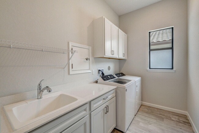 Building Photo - 837 SE Courances Dr