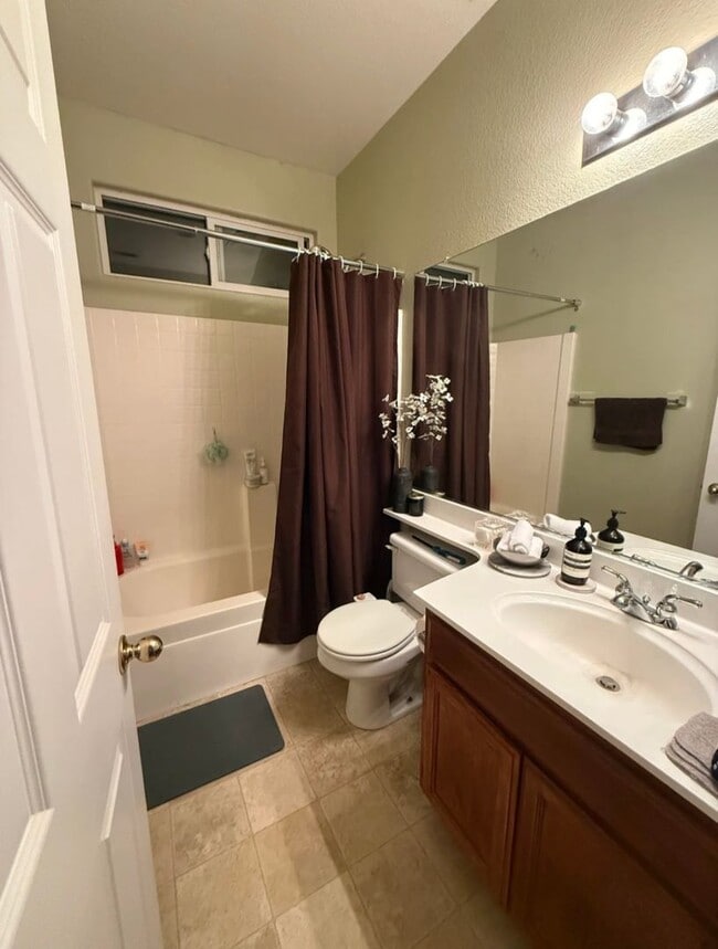 Building Photo - MOVE IN SPECIAL: 1/2 OFF 2ND MONTHS RENT Adorable 3 bedroom 2 bath home