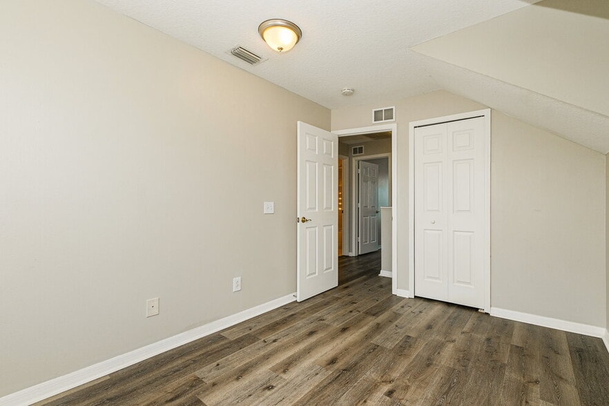 Building Photo - 1818 Horsechestnut Ct