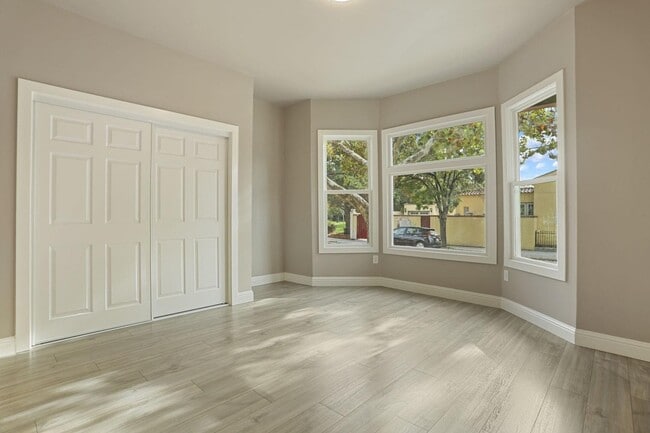 Building Photo - 498 S 5th St