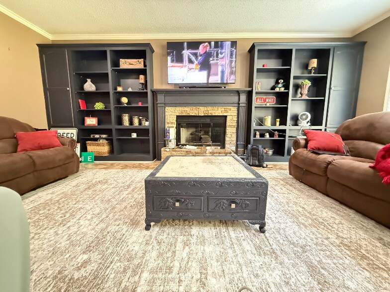 Building Photo - 6 Hickory Forest