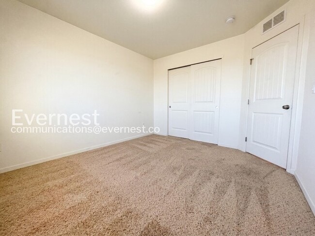 Building Photo - 4 Bed, 4 Bath Townhome with Fenced Yard & Garage / Available Soon!