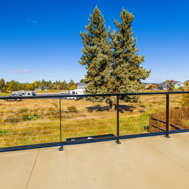 Building Photo - Your Bend Retreat: Spacious End Unit Townhouse with Pilot Butte Views