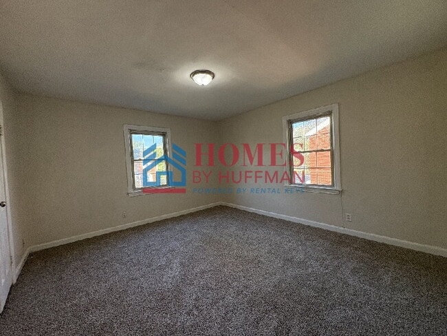 Building Photo - Two Bedroom Townhome | Fenced in Back Yard