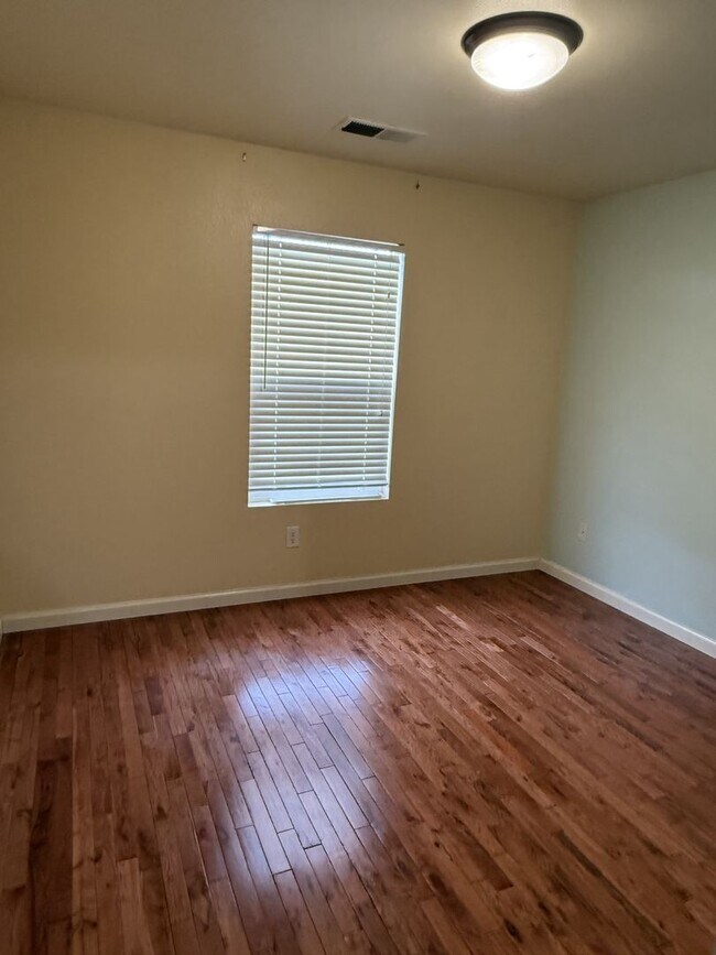 Building Photo - 3 bedroom, 2 bathroom-Reno/Stead area