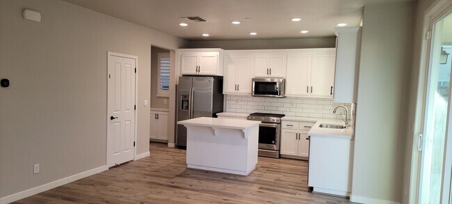 Building Photo - Gorgeous 4 bedroom 3 bath in Fiddyment Farm