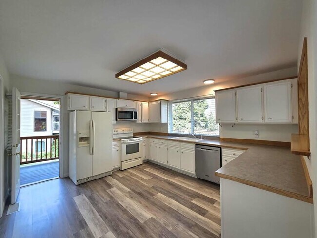 Building Photo - Stunning 4 Bedroom, 3 Bathroom Home, with ...