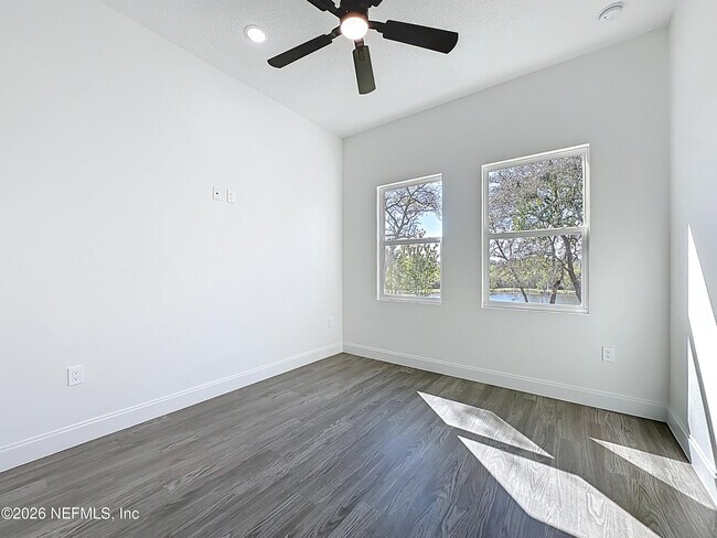 Building Photo - 2121 Broadwater Dr