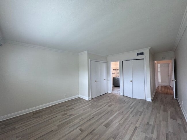 Building Photo - 3 bed & 2 bath home in EAST side Long Beach