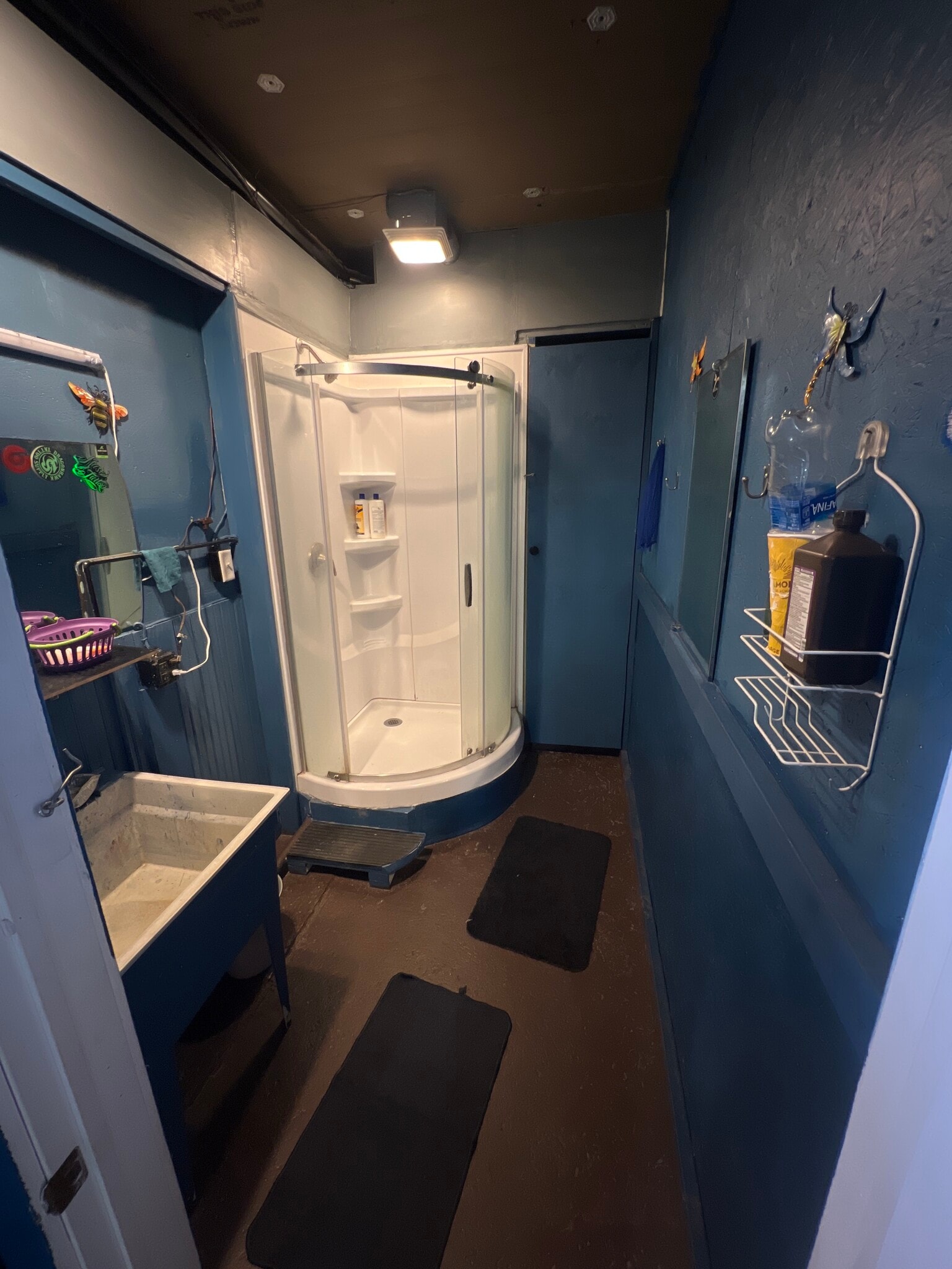 Shared shower / sink - 44 E Bacon St